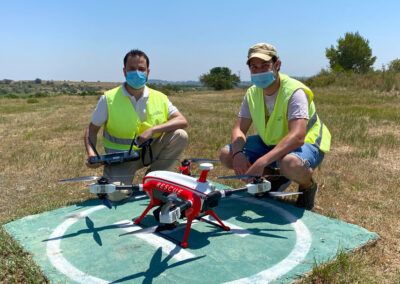 Pilotos de drones profesor y alumno