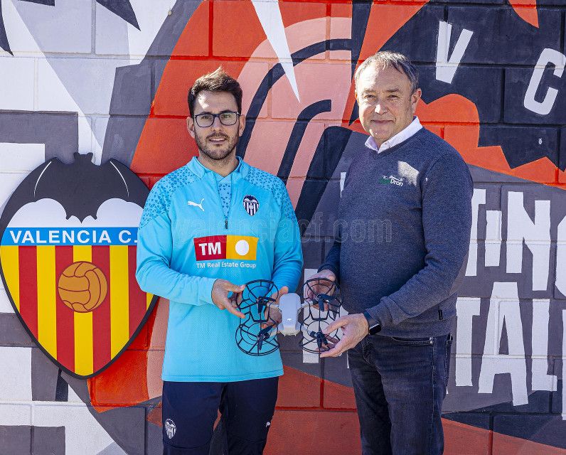 EagleDron firma acuerdo colaboración con la Academia del Valencia CF
